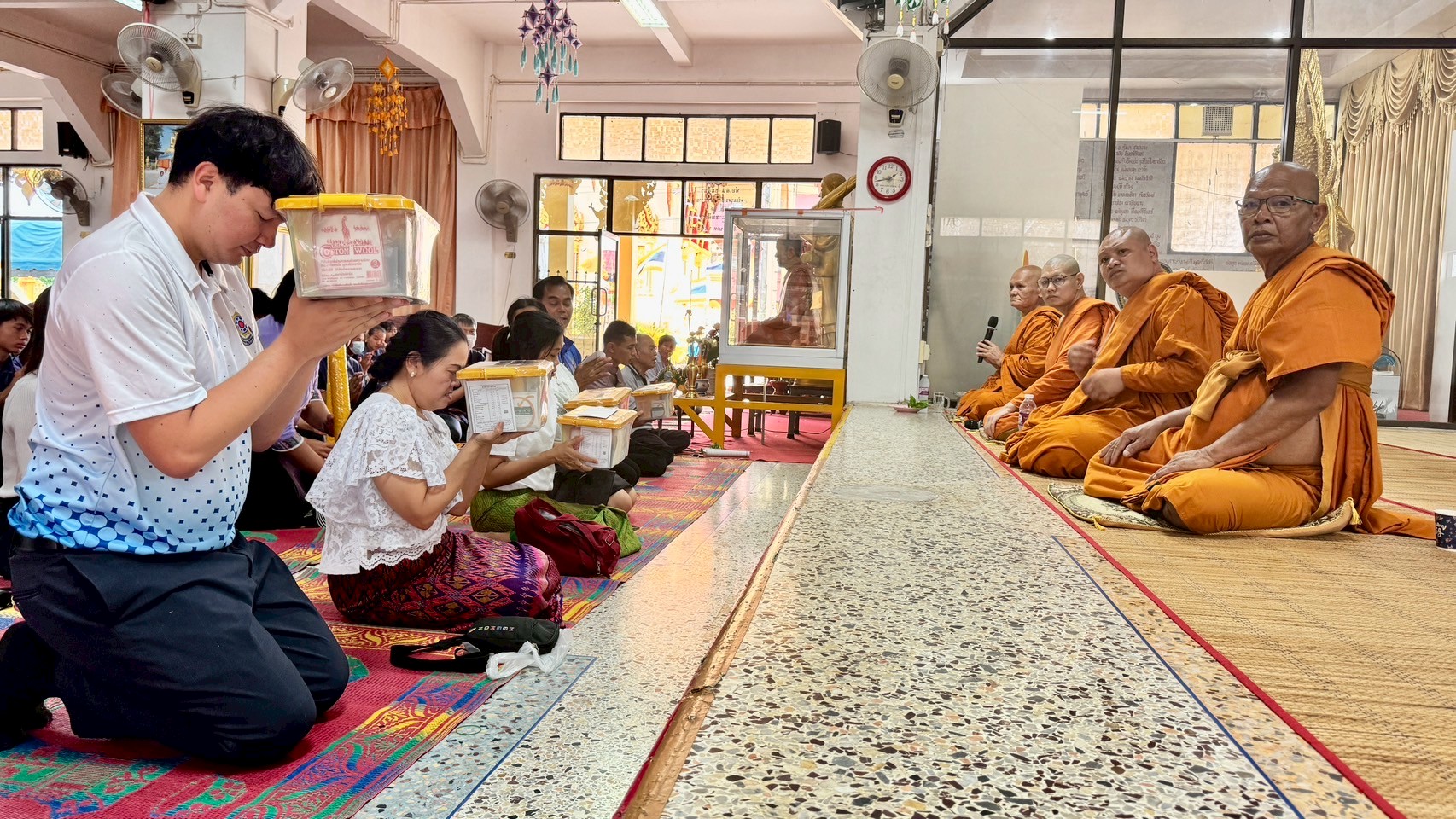 LINE_ALBUM_เข้าพรรษา-ถวายเทียน 68_250709_31.jpg